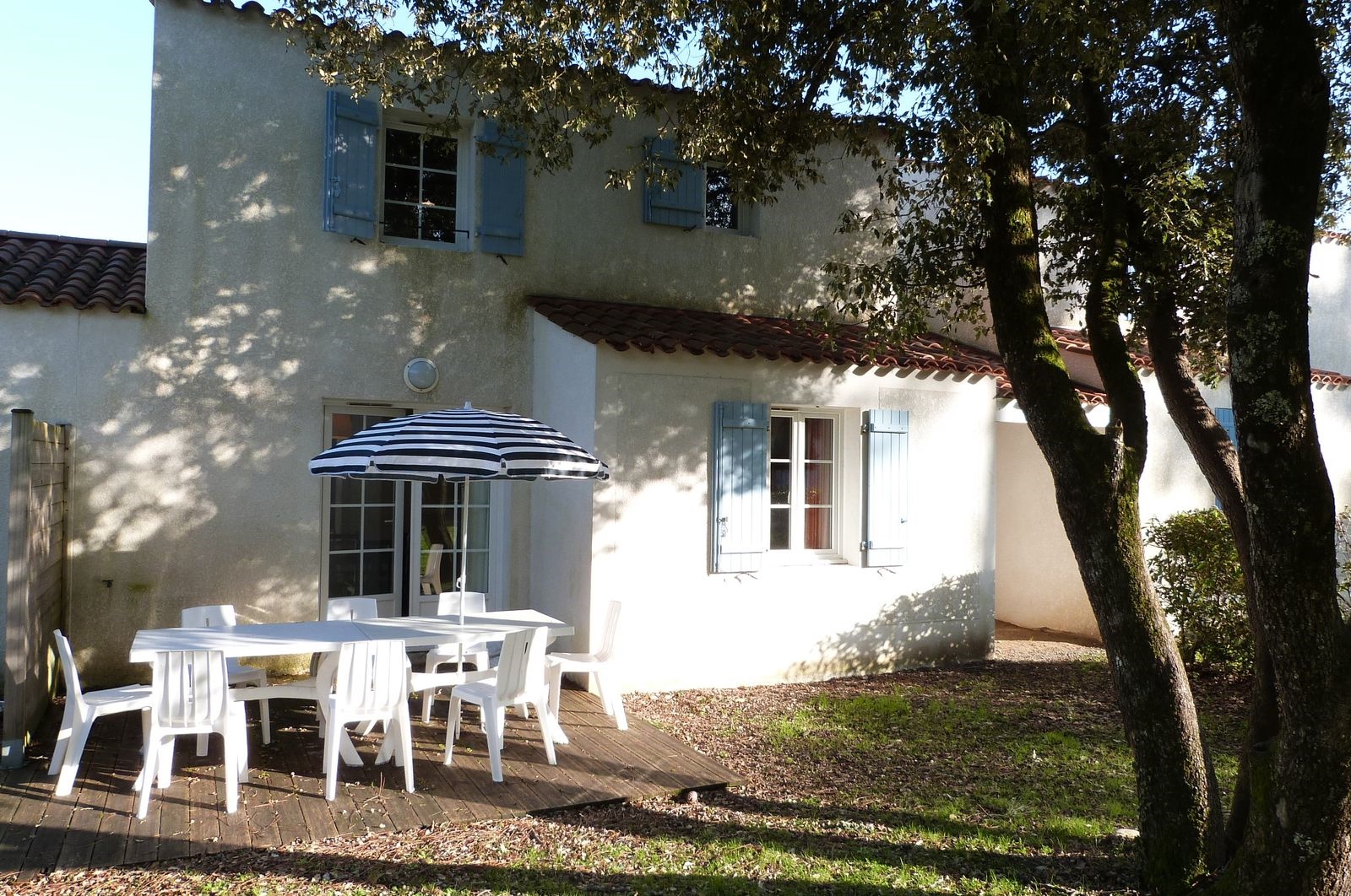 Maisonnette jumelée dans Résidence sous les pins à 900m de la plage des Conches